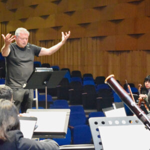 Pascal Gallois en répétition avec l’orchestre de jeunes de La Pintana